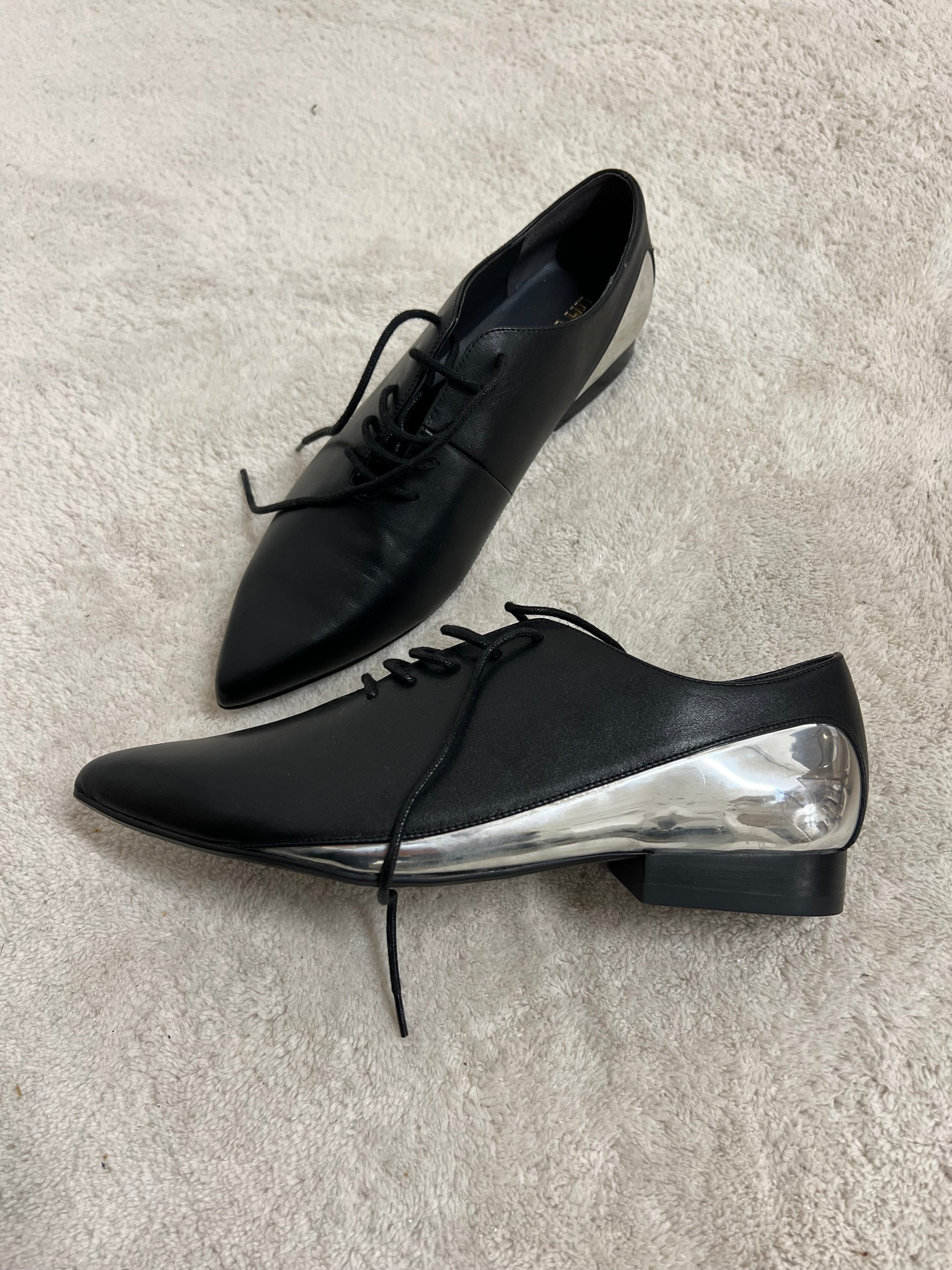 Pointed toe oxfords