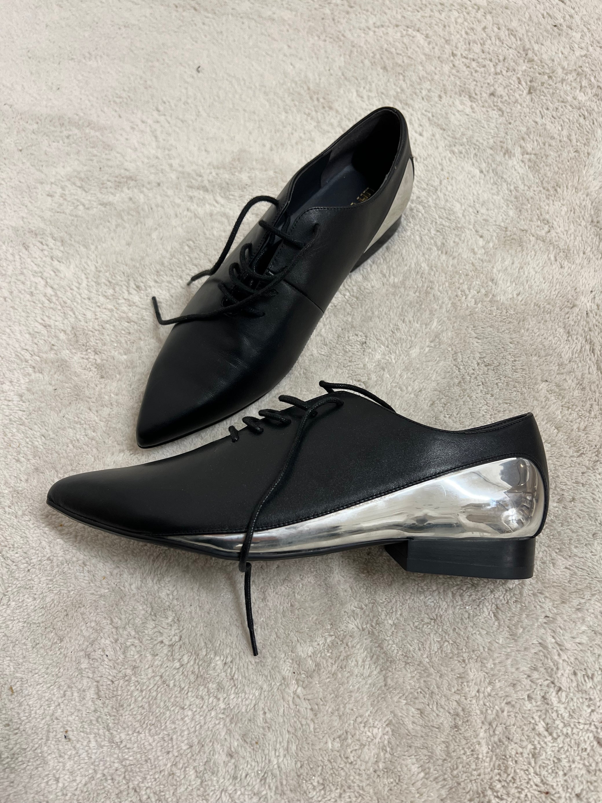 Pointed toe oxfords