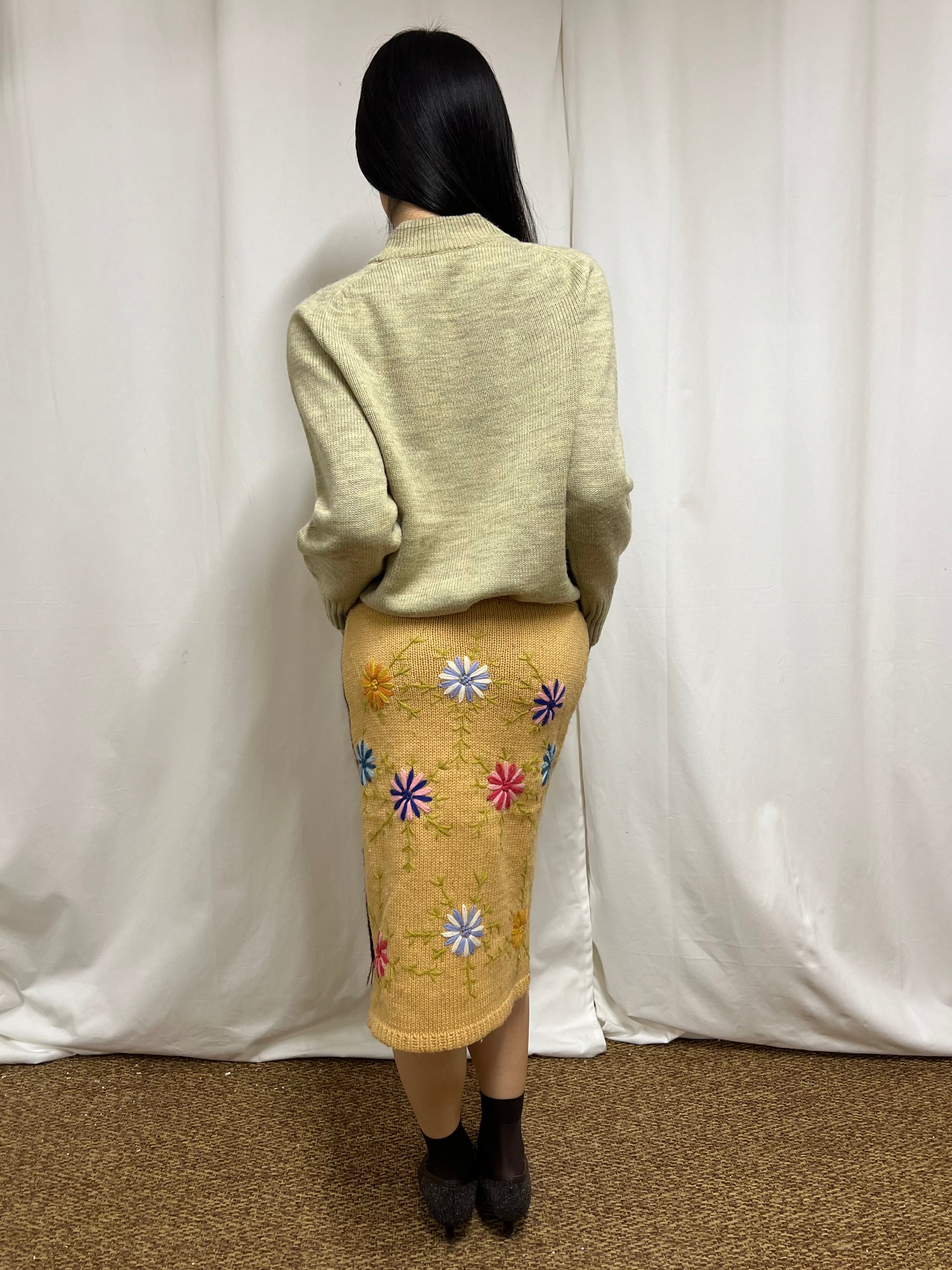Embroidered knit skirt
